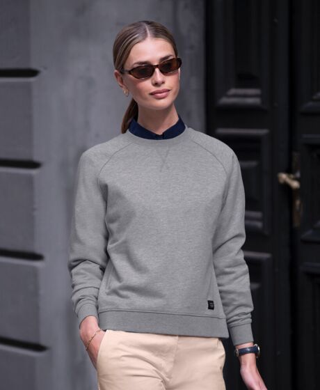 Women’s Georgetown – timeless luxury crew neck Thumbnail